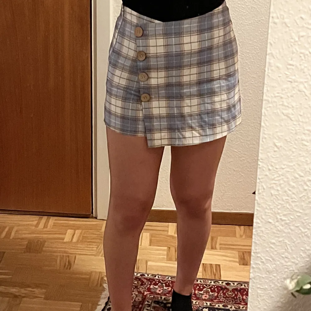 rutig kjol med shorts där bak 🤍. Kjolar.