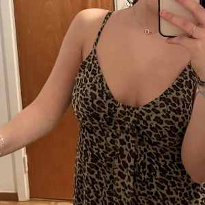 linne - fint leopardmönstrat linne med reglerbara band 🤍