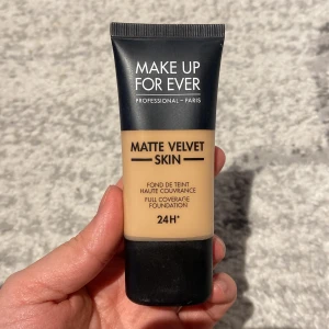 Make up forever  - Make up forever foundation färgen Y335, den är fulltäckande enbart testat färgen på handen och den passar inte mig. Ordinarie pris 499kr