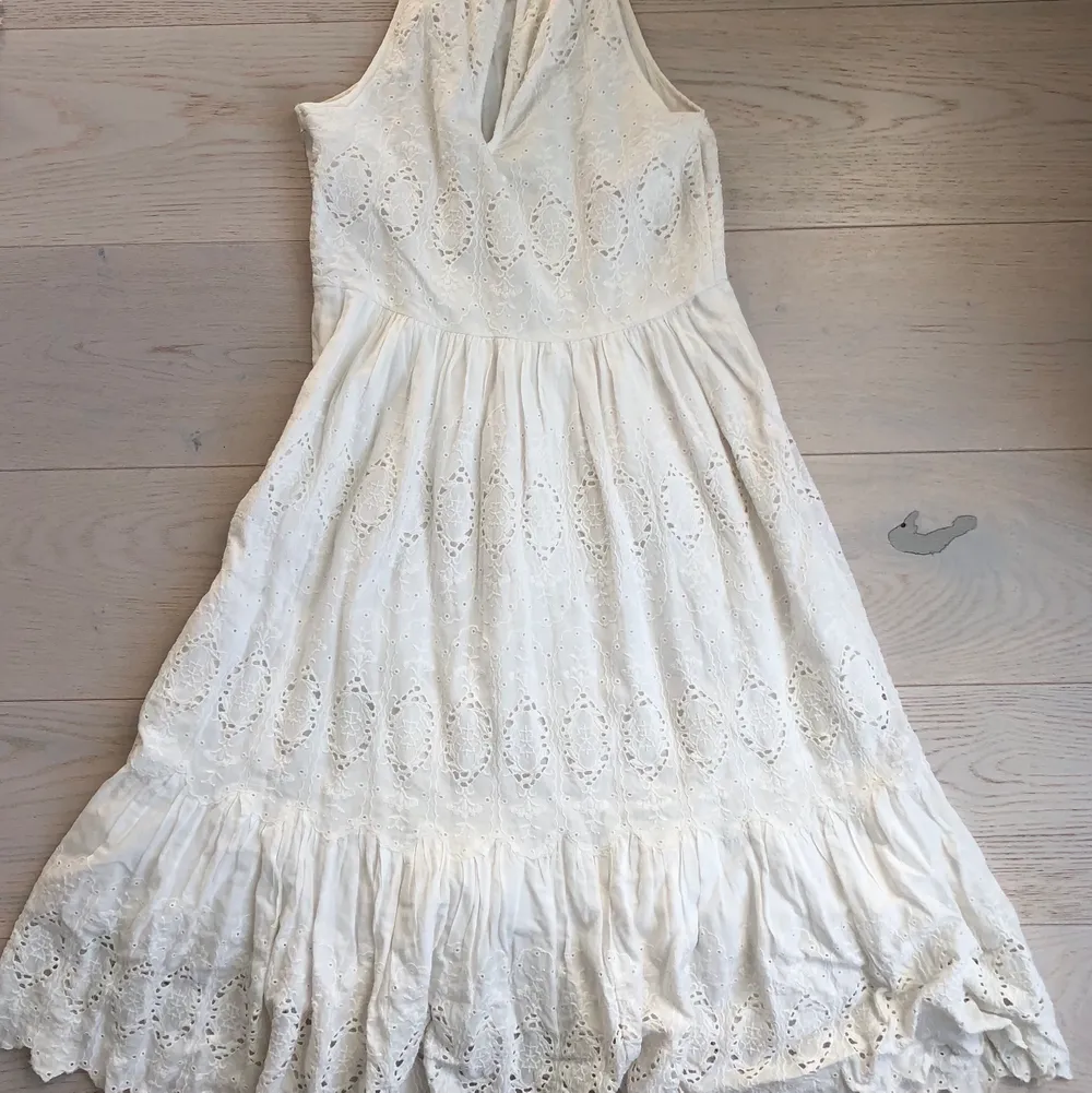 Beautiful embroidered white summer dress with halter neckline in great condition. The dress is brand Mauve bought through Anthropologie. Fabric might show slight signs of yellowing.. Klänningar.