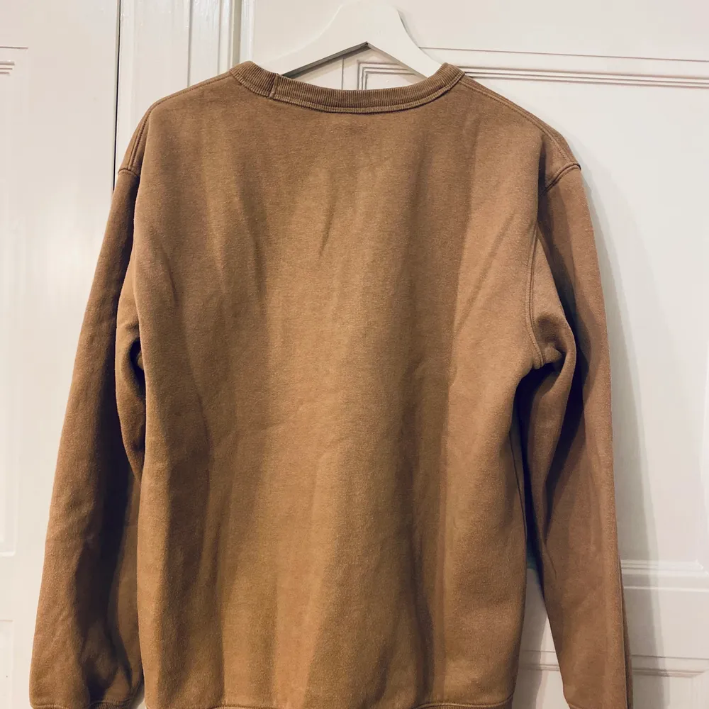 En brun sweatshirt från HM, passar S/M, bra skick, använd en del, skriv för fler bilder. Hoodies.