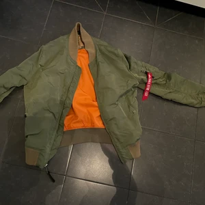 Alpha Industries  - En jacka som är knappast använd. Storleken på jackan är M men passar även S.  Jag väljer och sälja denna fina jackan eftersom jag fick en annan jacka på min födelsedag. Själv så köpte jag jackan för 2 år sedan på boozt flr 1700kr.