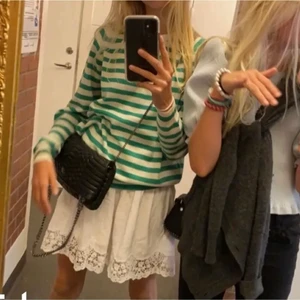 Zara tröja  - Säljer då den har blivit för liten. De första två bilderna är lånade💕 Endast nevöns ett fåtal gånger, mycket fint skick. Skriv privat för funderingar eller frågor. Köparen står för frakten