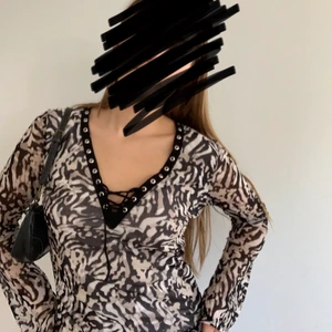 Tröja med snörning  - Festlig tröja med vida armar, möts på söder eller så står köparen för frakten💕