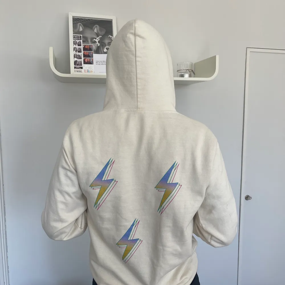 Krämvit hoodie med blixtar på ryggen. Köpt här på plick . Hoodies.