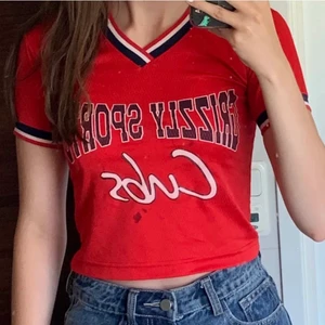 Babytee  - Röd babytee, har tyvärr lite fläckar