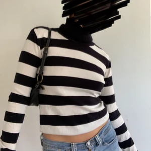 Randig polotröja  - Polotröja i fint skick, möts på söder eller så står köparen för frakten💕