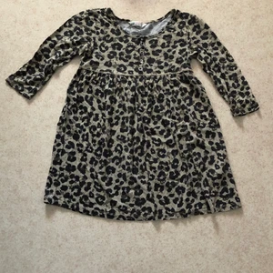 Tröjklänning - Tight i armarna och fladdrig nertill.