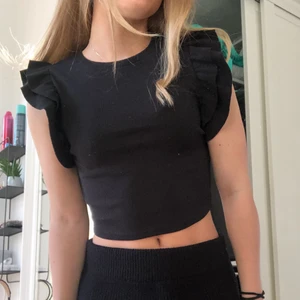 Volang tröja  - Sparsamt använd volang tröja från Zara🖤🖤 jätte fint skick. Kolla gärna in mina andra annonser 