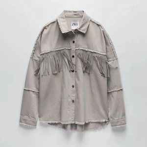 Jacka - Säljer denna jacka ifrån Zara. Perfekt nu till våren och sommaren och i väldigt bra skick. Skriv för fler bilder!