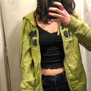 Jättefin grön hoodie med dragkedja. Köpt på secondhand i Gbg