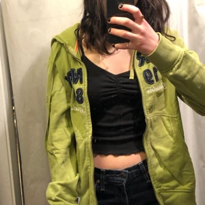Grön zip-up hoodie - Jättefin grön hoodie med dragkedja. Köpt på secondhand i Gbg