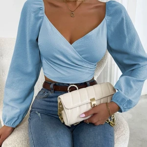 Blå v-ringad topp - Babyblå v-ringad topp från SHEIN. Den passade ej mig och därav säljer jag den. För stor. Köpte den för 119kr och säljer den nu för 89kr. Helt ny. Köparen står för frakten.  