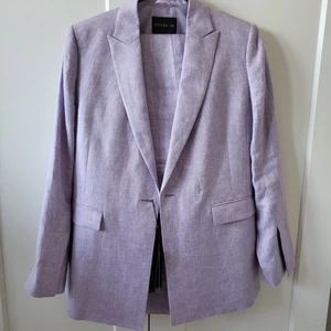 MQ kostym Viola - Ny Mq kostym i strl 36. Aldrig använt med lapparna kvar. Har tyvärr fått inse att den är för stor för mig så därför letar jag nytt hem åt den. Skulle säga att den är lite oversize då jag egentligen är mellan 34-36 och den är väldigt för stor för mig. Kavajknappen har tyvärr trillat av