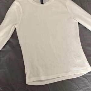 Tröja - En jätte fin basic vit långärmad tröja som aldrig använts. Skriv för fler bilder! Köparen står för frakten!🤍🥰
