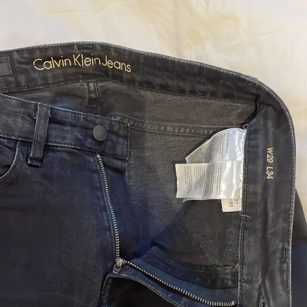 Svarta skinny Calvin Jeans. Skick 6/10 nypris 1000kr. Jeans & Byxor.