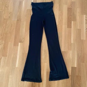 Lager 157 stl S  - Dessa köpte jag på lager 157 2021 o de e aldrig använda då de aldrig riktigt har passat. De passar en person som är ganska så smal då de e smala i benen och i midjan, om jag skulle tex haft XS då skulle jag gått upp en stl o köpt S!