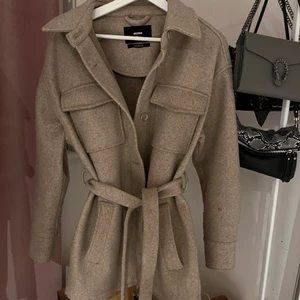 Kappa från Zara - En kappa från zara perfekt till nu till våren💕 Frakt ingår EJ📦