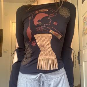 Svart tröja med motiv  - Svart, sen 90tals tröja med motiv och cutouts på sidan