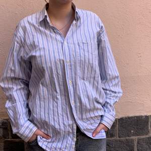 En oversized blåvit-randig skjorta i linne.