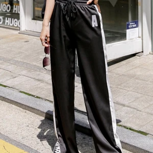 shein byxor  - använder aldrig,sälja det för det inte mina stil ,sälja för 40+frakt ,passa även xs-m skriv om du intresserad ❤️‍🩹