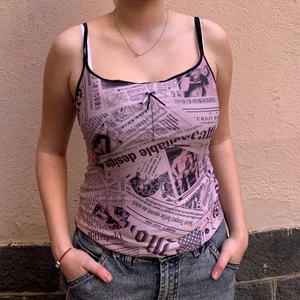 y2k linne - Världens coolaste y2k linne med snyggt mönster och liten rosett där fram. Lite rosa nyans. Vädligt töjbar.