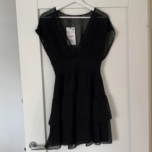 Volangklänning zara - Helt oanvänd volangklänning ifrån zara med prislappen kvar, i strl XS, helt slutsåld på hemsidan, ordinarie pris är 399kr men bud startar på 200kr, köparen står för frakten☺️💓