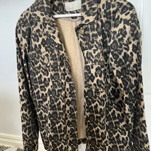 Vårjacka från Nelly  - Fin vårjacka leopard från Nelly, fint skick