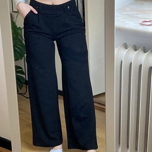 Kostymbyxor - Svarta kostymbyxor, jättesköna och stretchiga. Säljer pga lite för korta🌟 väldigt fint skick, nästan aldrig använda. Priset är exklusive frakt🤍