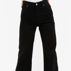 Monki svarta jeans storlek 24 (xs/xxs) - Fina lite gråa men annars bra skulle säga att dom passar en xs eller xxs. Säljer då jag inte använder dom längre och är lite för korta. Frakt står köparen för. Pris går att diskutera 