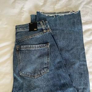 Säljer dessa snygga mörkblå vida jeans från zara💓 skulle säga att de är i bra skick men har klippt av de så de passar mig som är 172. Sitter snyggt men lite baggy på mig som är vanligtvis 34. Skriv för fler bilder