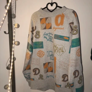 Sweatshirt - Ingen aning vart ifrån eftersom de va en present. Aldrig använt, bara legat i gardiroben 🐝