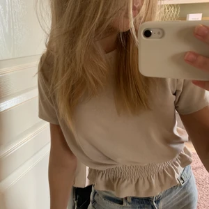 Beige blus strl M - Supersöt blus från Gina Tricot i storlek M. Passar mig som har S vanligtvis. Säljer då den inte kommer till användning längre💖 Säljer för 75kr+frakt! 