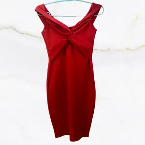 Fin röd klänning i storlek S! Perfekt till sommaren för en utekväll. Sitter fint på kroppen och framhäver former. Skönt material som är strechigt. Fint skick! Ärmarna går att dra ner över axlarna ifall det önskas, annars kan man ha de som vanligt  💃🌹