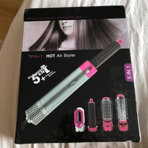 5 in 1 airstyler  - Säljer min 5 in 1 airstyler eftersom jag råkade köpa två stycken. Den funkar väldigt bra på mitt hår. Den ger mig väldigt bra lockar. Har haft den i ungefär två månader. Inga fel på den. 