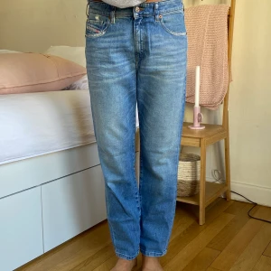 Nya dieseljeans - Säljer dessa helt oanvända dieseljeans då de inte kommer till användning. Loose till slim passform beroende på kroppstyp. Bud startar på 500 då nypriset var 1200. Köparen står för frakt🥰