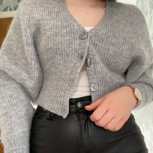 Stickad grå tröja/kofta från Gina!❤️ - Super fin grå stickad kofta/tröja från Gina! Använd den några gånger och älskar hur den sitter på! Tyvärr har den inte kommit till så stor användning så säljer den❤️