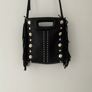 Maje väska  - Säljer min jättefina maje väska som jag sparsamt använt. Maje märket är lite slitet men annars är den i jätte bra skick❣️ Jag kan tänka mig att byta mot en annan maje väska💗