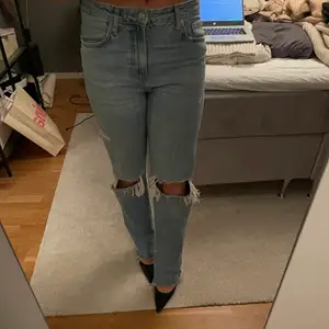 Jättesköna och cool jeans från Zara som köptes för ett tag sedan och inte används längre! Så snygga till klackar! Jag är 170 lång och dem är aningen för långa på mig!  Frakt tillkommer i priset! 