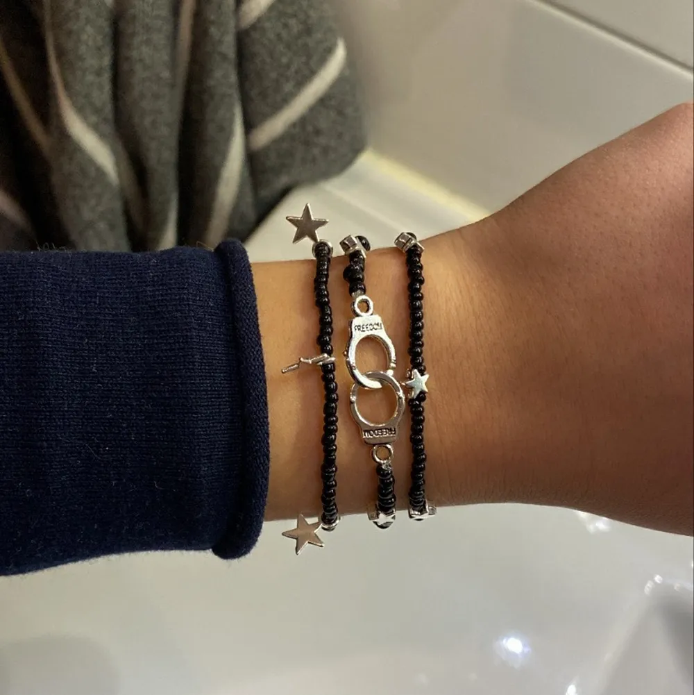 Ur snygga armband😍😍 Stjärnarmband med berlock 27kr. Stjärnarmband 27kr. Handbojor 33kr|| Vid köp av 3 frifrakt📦 frakt på 13kr💖 Har få handbojor kvar så skynda innan de tar slut!! För priser på de andra armbanden på nästa bild kika in min profil eller kontakta mig, gör efter beställning så kan designa helt fritt om du vill ha någon annan färg ex. Tveka inte att hör av er vid frågor💖💖💖. Accessoarer.