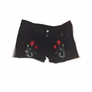 Lowrise shorts  - Low raise shorts med blommönster. Har knappt använt. Skriv vid intresse <3