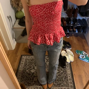 Kjol/ topp - Så söt som går att använda som topp och kjol. Den är röd med blommor.