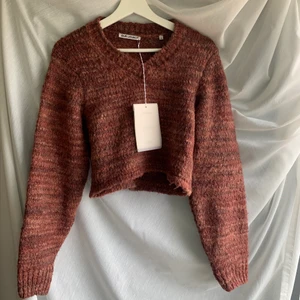 Our Legacy Cropped Tröja - Stickad tröja i croppad modell från Our Legacy. Färgen är en superfin blandat garn, väldigt mjuk och inte alls stickig för de känsliga.   Helt oanvänd, kommer med prislapp kvar.   Storleksmässigt är den väldigt stretchig, jag har storlek 38 vanligtvis och den passade mig bra. Alltså tycker jag att den passar storlekar 34-38 perfekt!  Mått (liggande): bredd 45cm längd 46 cm armlängd 61 cm