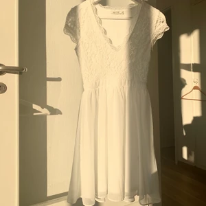 Vit klänning från Nelly - Superfin vit klänning från Nelly i storlek 34, som jag använde på min konfirmation. Den har dessvärre blivit för liten för mig, därav säljs den. Köparen står för frakten. 🤍🤍