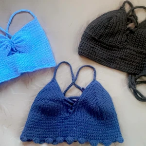 VIRKADE TOPPAR!! - kollar intresset på dessa jättefina toppar som passar perfekt till sommaren 🤍✨                                              jag virkar själv toppar och man kan välja både färger och storlekar på topparna!! dessutom är vissa av banden justerbara!!✨🤍 jag gör dessutom andra modeller på toppar och har man egna förslag på toppar får man gärna höra av sig🤍✨.                                                200kr/ST 🤍✨        PAKETPRIS: 2st = 350kr + frakt 🤍✨
