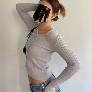 Kofta från Nakd - Snygg grå kofta från NAKD. Använd 3 gånger. Frakt på 45 eller så möts vi på söder!