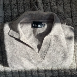 Stickad tröja - Säljer min stickade tröja som inte kommer till användning längre. Använd ett fåtal gånger men är i ganska bra skick! Skriv för fler bilder. Säljer också en likadan i blå