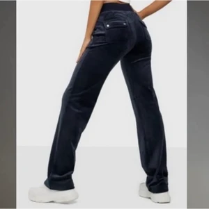 Söker såna hära juciy byxor - Jag söker såna hära juciy byxor som någon kan låna ut till mig jag kan högst betala 150 till 200kr för nu kommer få till backa dem det är typ att ni får gratis pengar för ni kommer få tillbaka byxorna snälla snälla jag vill verkligen ha såna