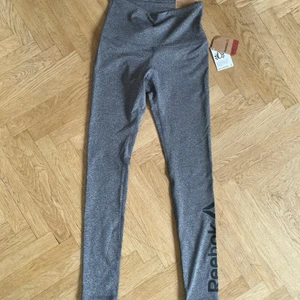 Oanvända reebok träningstights - Träningstights från reebok med tag kvar