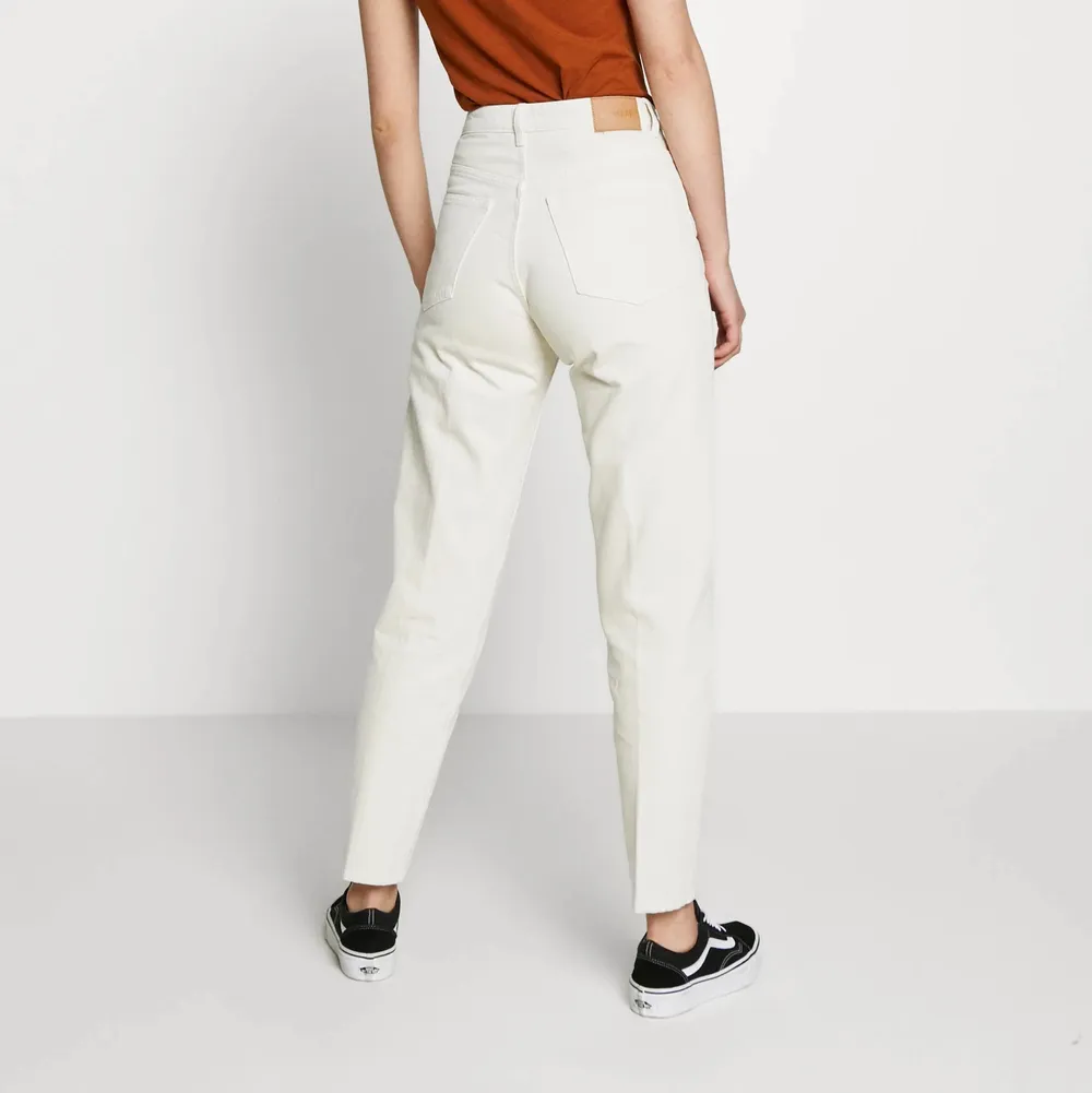 Beige jeans strl W 27 L 30 från Weekday. Knappt använda! Ordinarie pris 499 kr. Super fina och passar bra nu när sommaren närmar sig 🪴🌞. Jeans & Byxor.